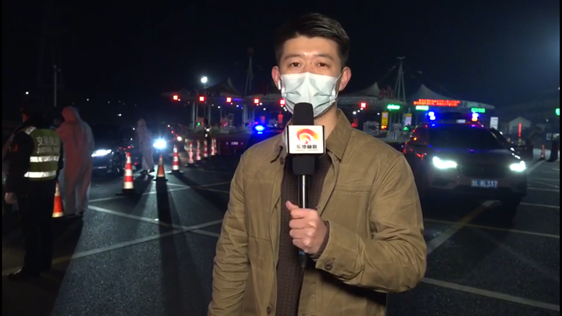 图为记者尹宏业在防控一线连线山东省电视台.png
