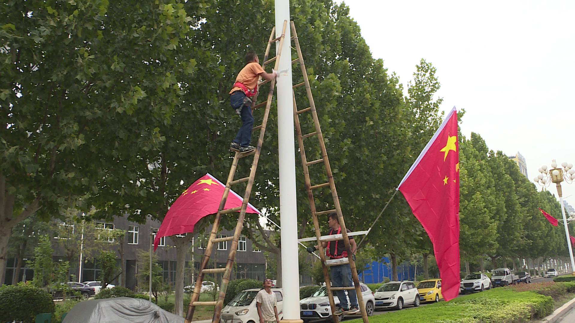 挂国旗迎国庆陶城洋溢中国红